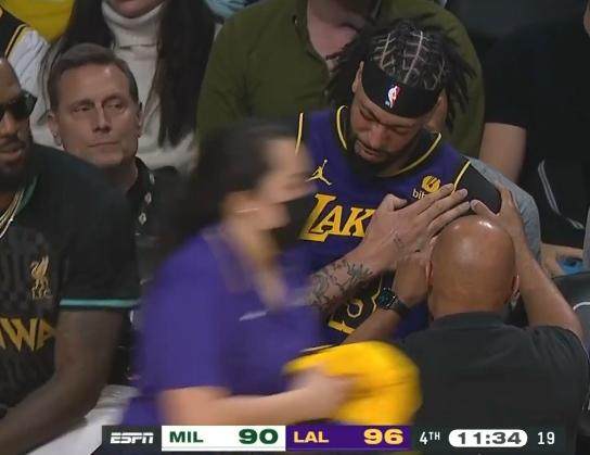 硬汉！浓眉左肩受伤仍拼杀 湖人冲季后赛离不开他