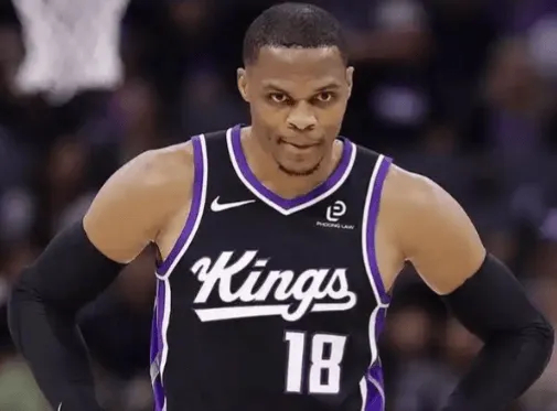 威斯布鲁克半场6投3中，三分5中3得到11分1篮板3助攻1抢断