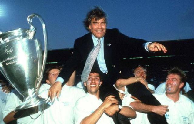 1633351588488068435.jpg 830x532_bernard-tapie-alors-president-om-fete-joueurs-apres-victoire-contre-milan-ac-27-mai-1993.jpg